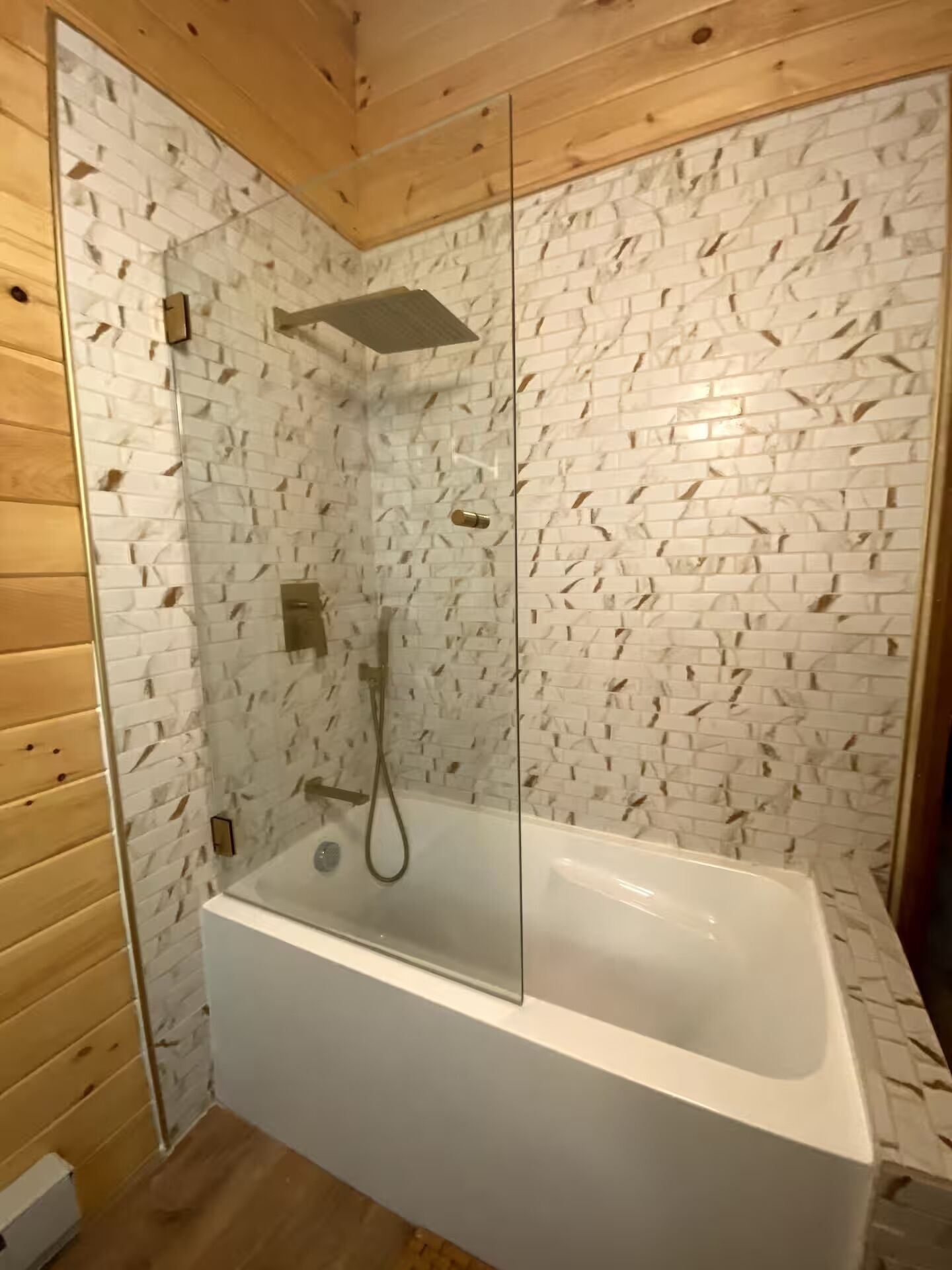 Secador de cabelo, toalhas de banho, sabonete, papel higiênico
