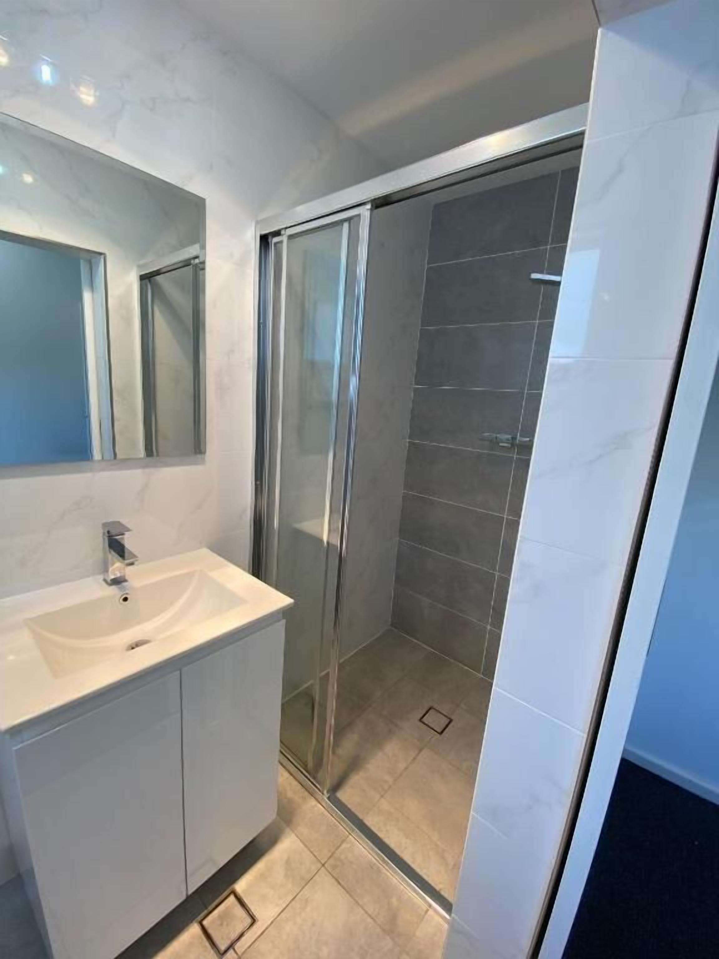 Deluxe eenpersoonskamer | Badkamer | Een douche, gratis toiletartikelen, een haardroger, handdoeken