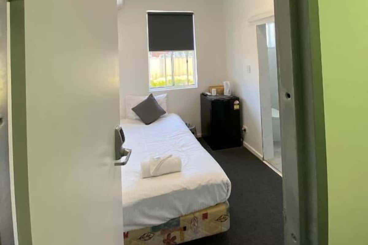Deluxe Single Room | Desk, laptop workspace, iron/ironing board, free WiFi