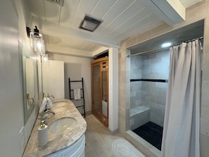 Towels, soap, shampoo, toilet paper