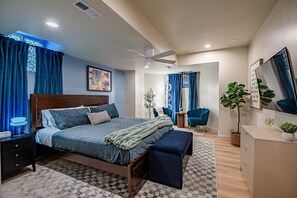 6 Schlafzimmer, Schreibtisch, Bügeleisen/Bügelbrett, Reisekinderbett