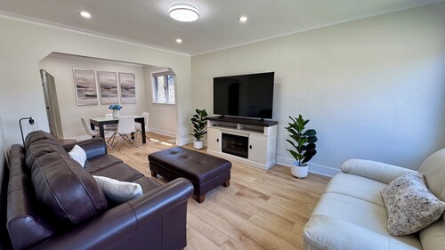 A Light-filled Nordic-Style Haven Near Beach, Greektown & Danforth (10 Mins)