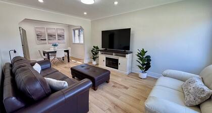 A Light-filled Nordic-Style Haven Near Beach, Greektown & Danforth (10 Mins)
