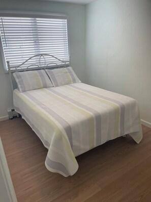 4 bedrooms, free WiFi, bed sheets - 3-bedroom house in lovely Toms River with AC and comfort (Toms River)