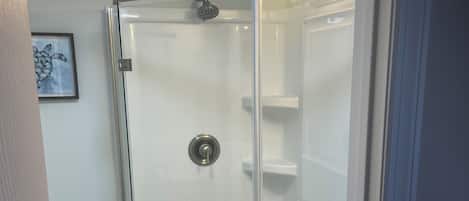 Dusche, Haartrockner, HandtĂŒcher, Seife