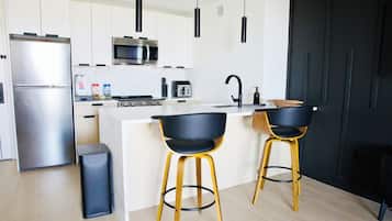 Refrigerador, microondas, horno, placa de cocina
