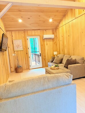 Living area - Lovely 3-bedroom bungalow near Smith Mountain Lake! (Moneta)
