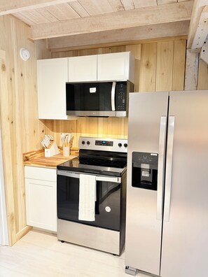 Private kitchen - Lovely 3-bedroom bungalow near Smith Mountain Lake! (Moneta)