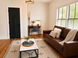 Living area -     Stylish Retreat Near Downtown (Atlanta)