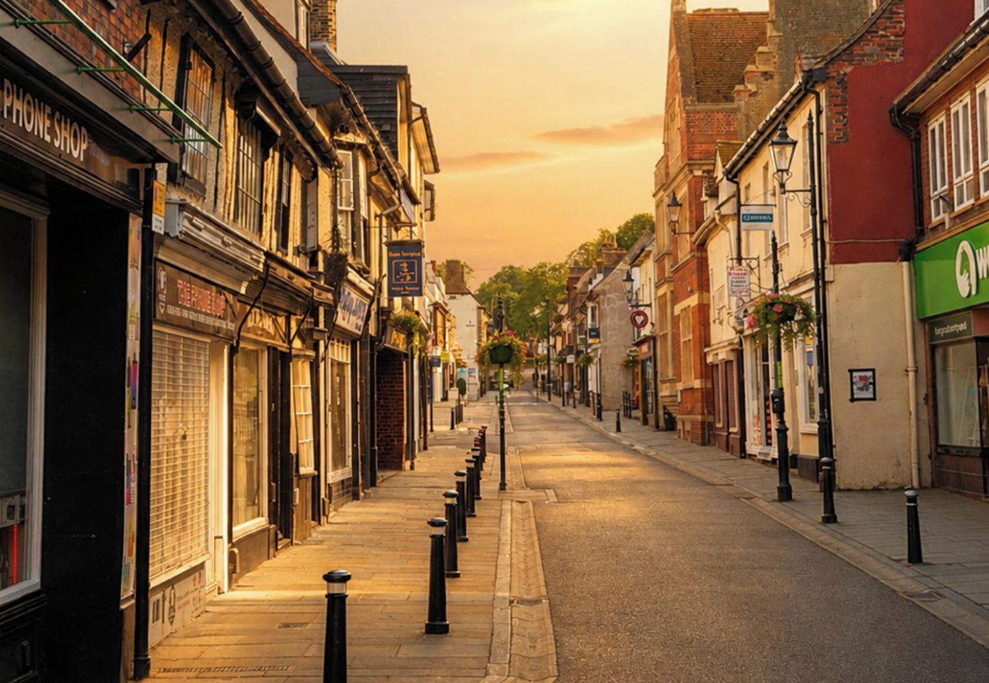 Een straat vol winkels, met een heldere lucht.