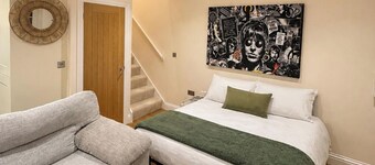 Contemporary Cottage - Sleeps 4 plus Patio