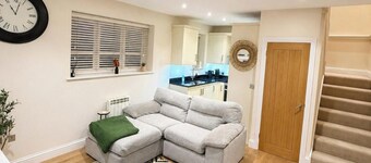 Contemporary Cottage - Sleeps 4 plus Patio