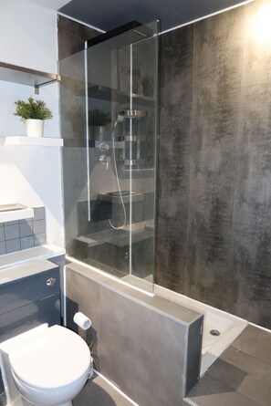 Bathroom - Manchester City Centre 2- Bed Flat Prime Location (Salford)