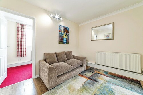 2 Bed Flat - Sleeps 3 - Pets - Parking - Wifi