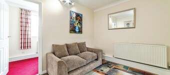 2 Bed Flat - Sleeps 3 - Pets - Parking - Wifi