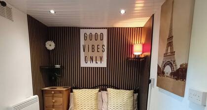 Le Hub Roundhay Sleeps 2 with Garden room