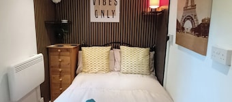 Le Hub Roundhay Sleeps 2 with Garden room
