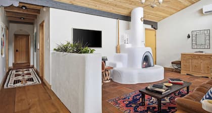 Stay at Hey House! - Queen suite #2