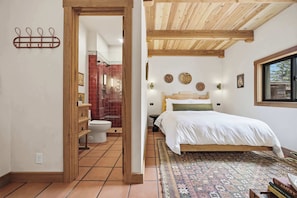 WiFi - Stay at Hey House! - Queen suite #2 (Buena Vista)