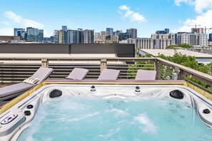 Outdoor spa tub - Rooftop Hot Tub, Skyline View, 6BR, 5 mins to Broadway (Nashville)