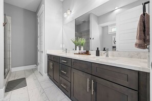 Shower, hair dryer, towels, soap - Rooftop Hot Tub, Skyline View, 6BR, 5 mins to Broadway (Nashville)