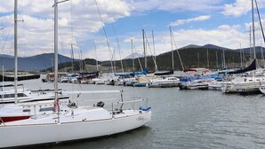 En havn med flere sejlbåde i havnen.