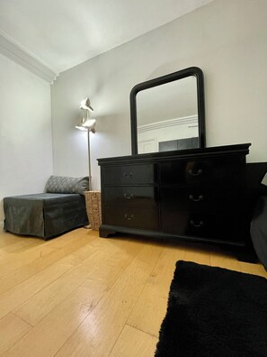 Internet, bed sheets - Premier West LA Townhome: Private Room with Creative Studio & Sports Court (Los Angeles)