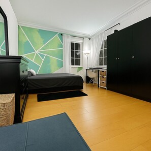 Internet, bed sheets - Premier West LA Townhome: Private Room with Creative Studio & Sports Court (Los Angeles)
