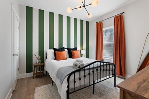 Iron/ironing board, WiFi, bed sheets - *NEW* Charm on Church ~ Cozy, Modern, Downtown Apt (Murfreesboro)