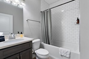 Hair dryer - *NEW* Charm on Church ~ Cozy, Modern, Downtown Apt (Murfreesboro)