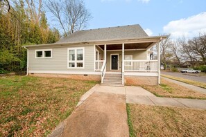 Exterior - *NEW* Charm on Church ~ Cozy, Modern, Downtown Apt (Murfreesboro)