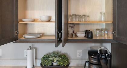 *NEW* Charm on Church ~ Cozy, Modern, Downtown Apt