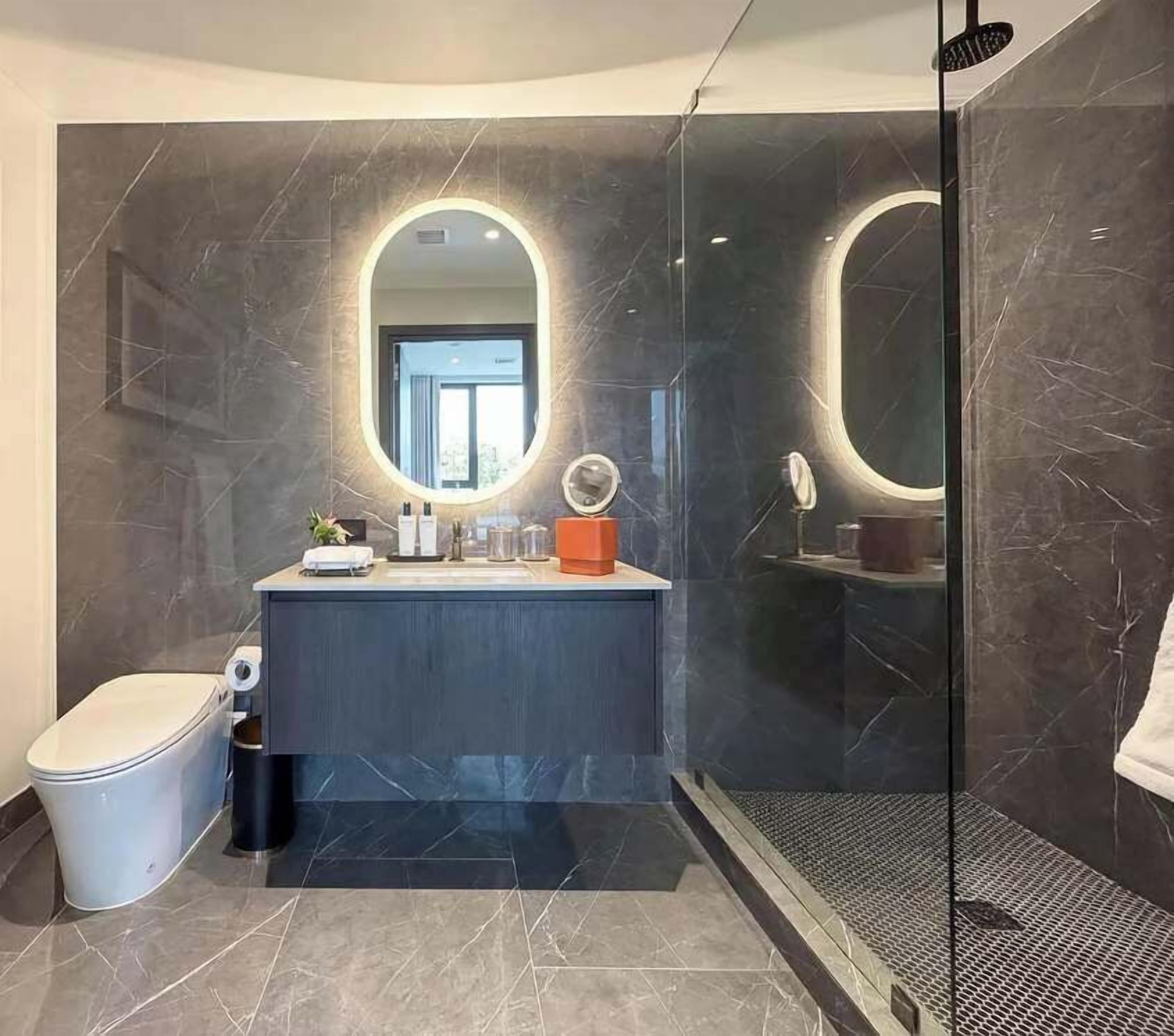 Douche, sèche-cheveux, serviettes fournies, shampoing