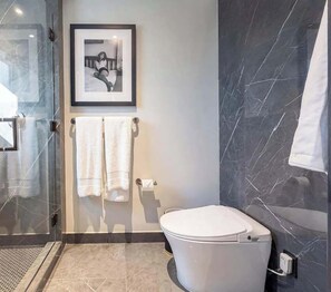Dusche, Haartrockner, Handtücher, Shampoo