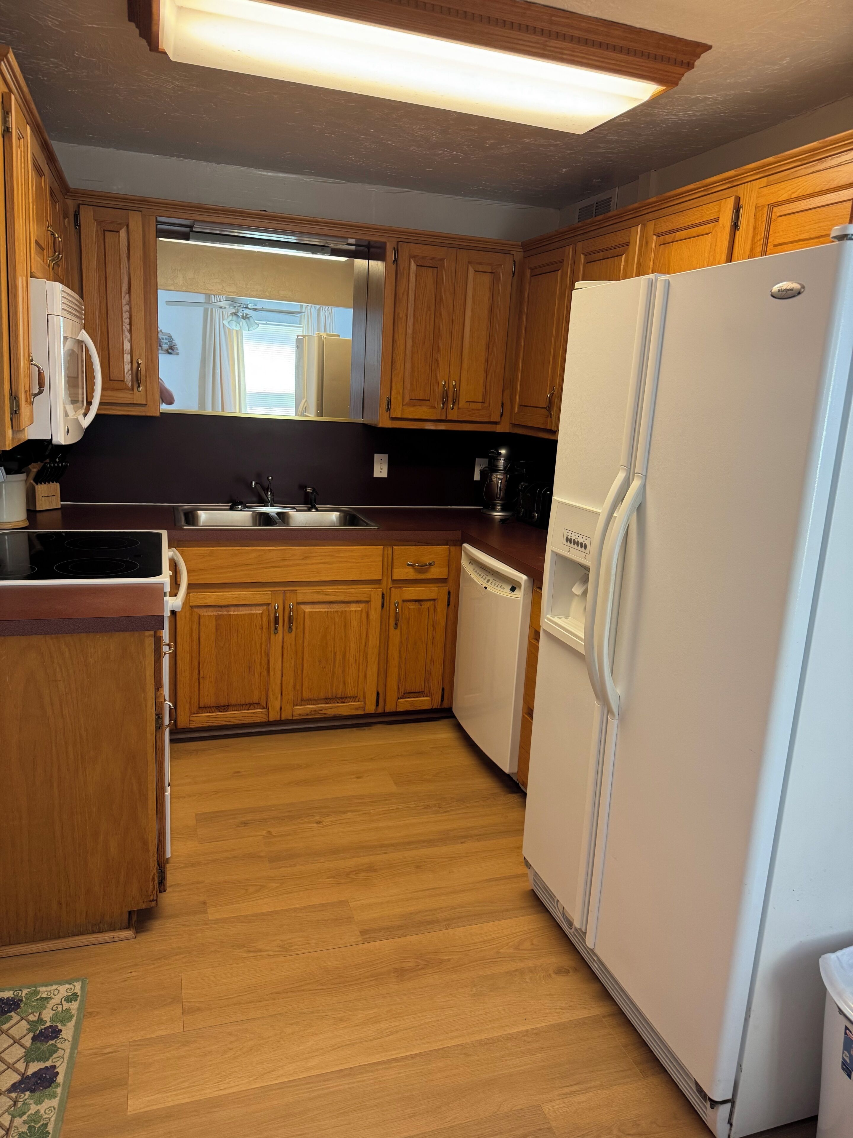 Coffee/tea maker, fridge, microwave