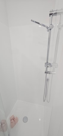 Shower, hair dryer, towels, soap. Nice 1-bedroom bed & breakfast with AC in Auckland, 350 meters from beach.