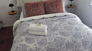 Iron/ironing board, WiFi, bed sheets