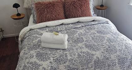 Nice 1-bedroom bed & breakfast with AC in Auckland, 350 meters from beach.