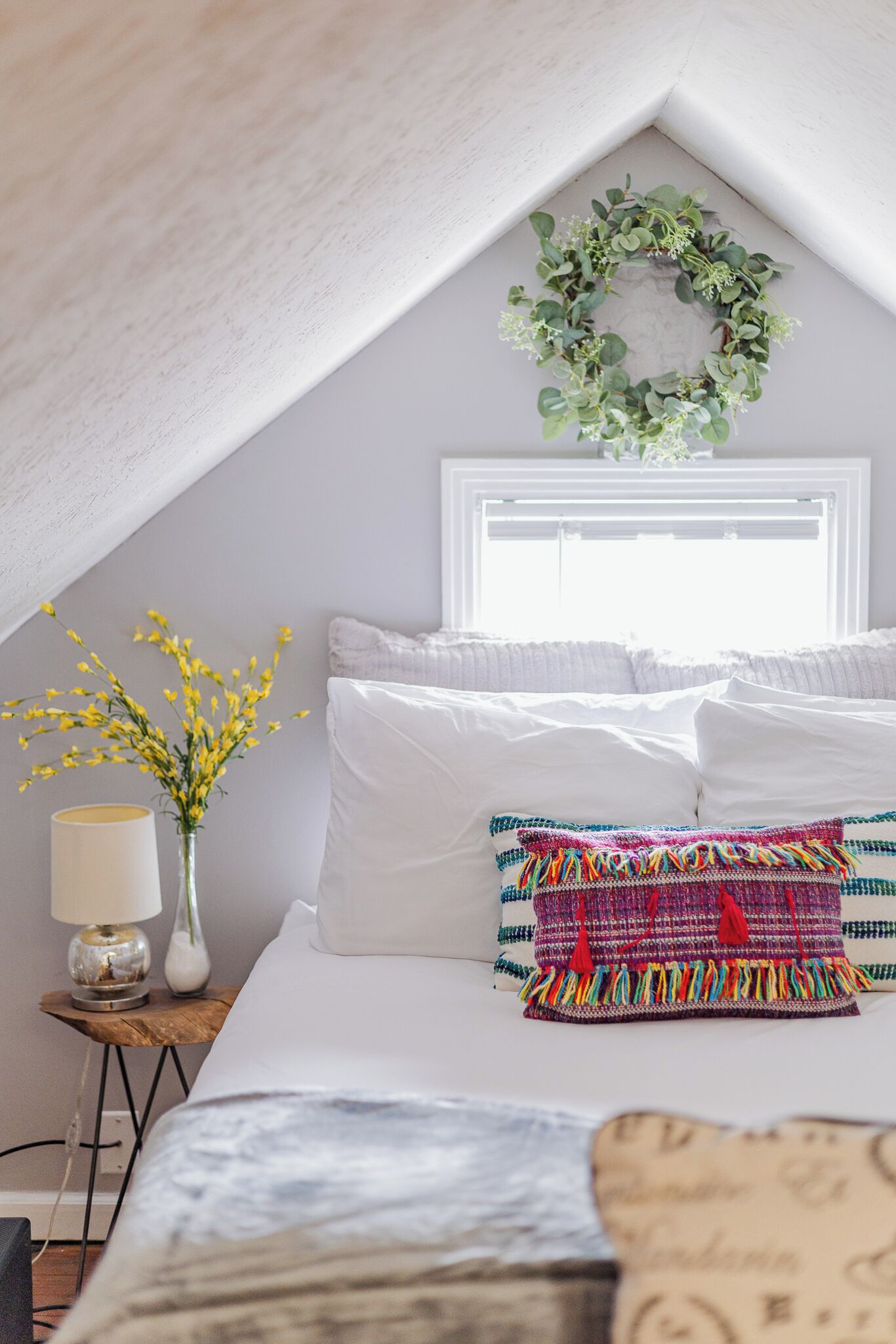 Tabla de planchar con plancha, wifi gratis y ropa de cama 