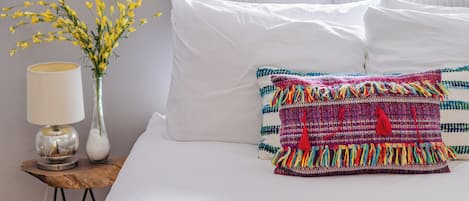 Tabla de planchar con plancha, wifi gratis y ropa de cama