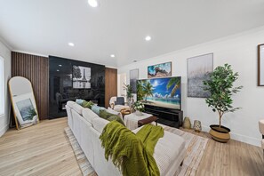 TV connectée, livres, médiathèque