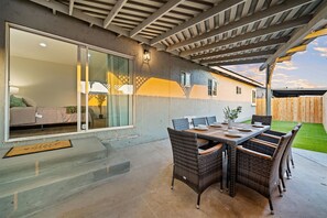 Outdoor dining - 4BR - 2Bth King Bed, 80"TV, Gated Yard, Ranch (El Cajon)