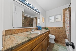 Shower, eco-friendly toiletries, hair dryer, towels - 4BR - 2Bth King Bed, 80"TV, Gated Yard, Ranch (El Cajon)