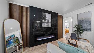 Smart TV, libros y biblioteca musical