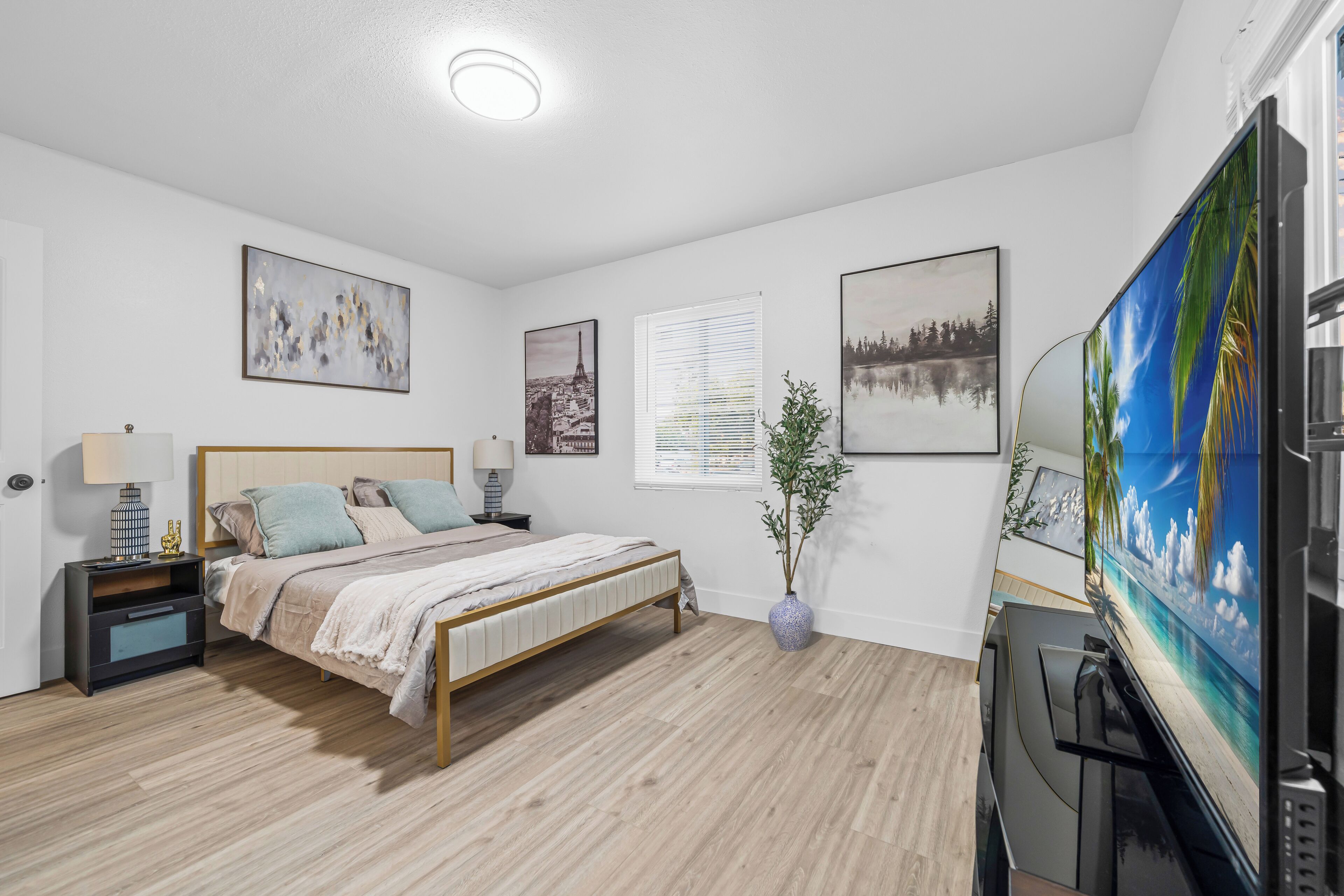 4 bedrooms, desk, iron/ironing board, free WiFi