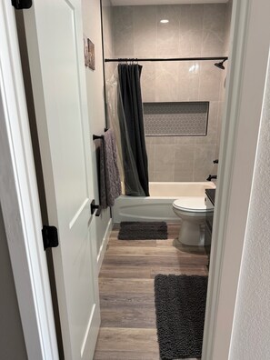 Haartrockner, Handtücher, Seife, Toilettenpapier