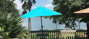 Lakehouse Retreat with dock, paddle boat, hot tub, canoe & kayaks! Lake Hartwell