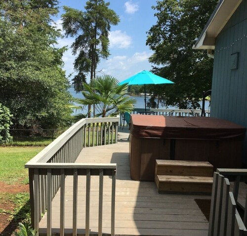 Lakehouse Retreat with dock, paddle boat, hot tub, canoe & kayaks! Lake Hartwell