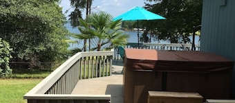 Lakehouse Retreat with dock, paddle boat, hot tub, canoe & kayaks! Lake Hartwell