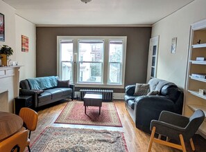 TV - Spacious & Charming 4 BR near Downtown (Milwaukee)